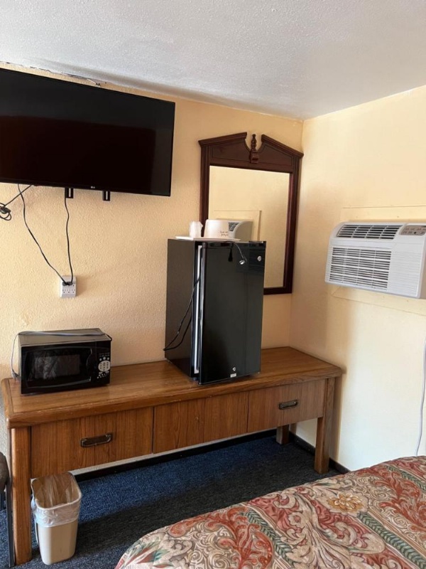 Economy Inn Odessa image 17